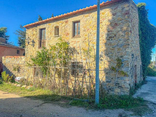 Masía en venta en Llofriu Costa Brava. Llofriu, Encantadora masía catalana con gran terreno, pozo y doble acceso. Masías.