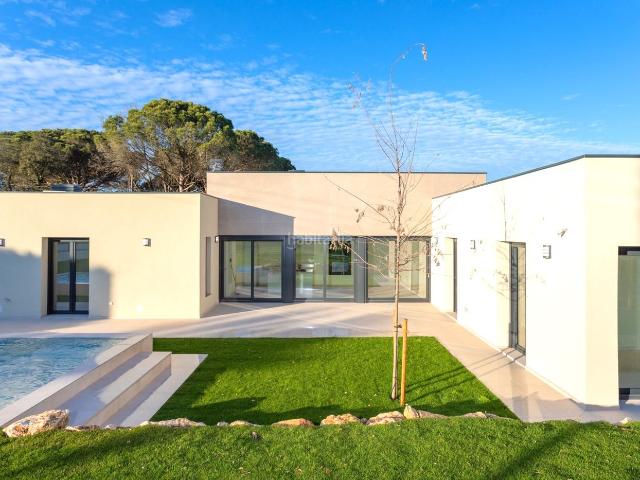 Masía en venta en Llagostera. Obra nueva en llagostera con pisicina lista para entrar a vivr. Masías.