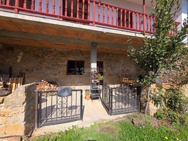 Masía en venta en Llanera. Una casa de piedra sacada de un cuento a los pies de un arroyo. Masías.