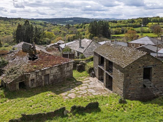 Masía en venta en Lugo, Parroquias del Oeste. Casa a restaurar con pajar y terreno edificable en Coeses. Masías.