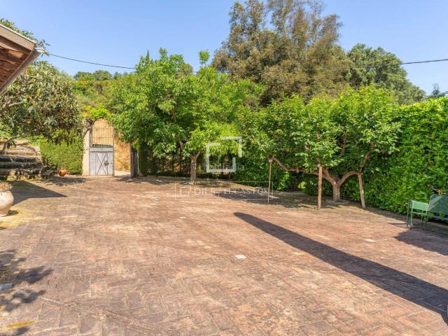Masía en venta en Madremanya. Casa de piedra centenaria con jardín privado situada en un pequeño núcleo urbano rodeado de naturaleza, en venta cerca de Madreman. Masías.