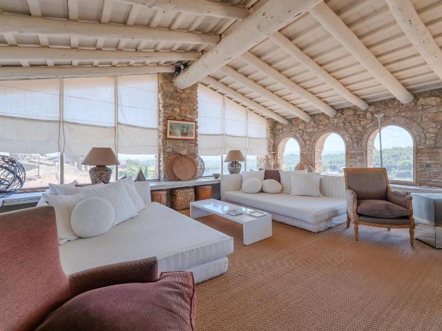 Masía en venta en Madremanya. Casa de pueblo del s. XVII con 5 habitaciones dobles, patio y 3 chimeneas. Masías.