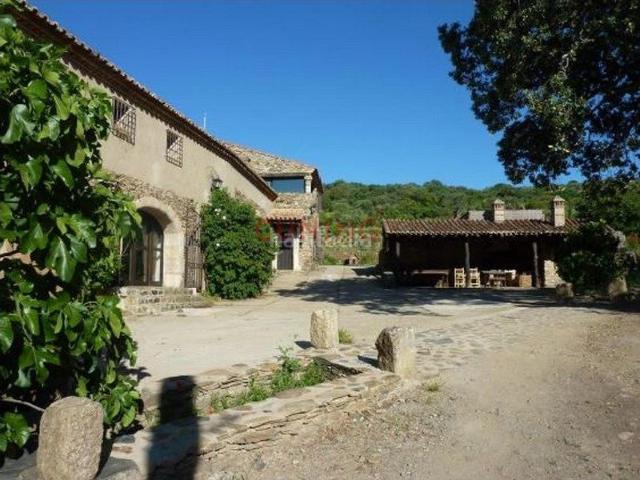 Casa en venta en Madroñera. Magnífica finca rústica de 4 hectáreas de terreno, cortijo con varias edificaciones totalmente reformadas, arboleda y excelente ac. Casas.