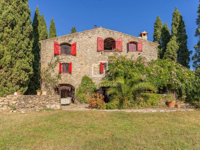 Masía en venta en Maià de Montcal. Masía catalana restaurada del siglo XIX en venta en un tranquilo entorno natural entre la Garrotxa, el Pla de lEstany y el Alt Emp. Masías Maià de.