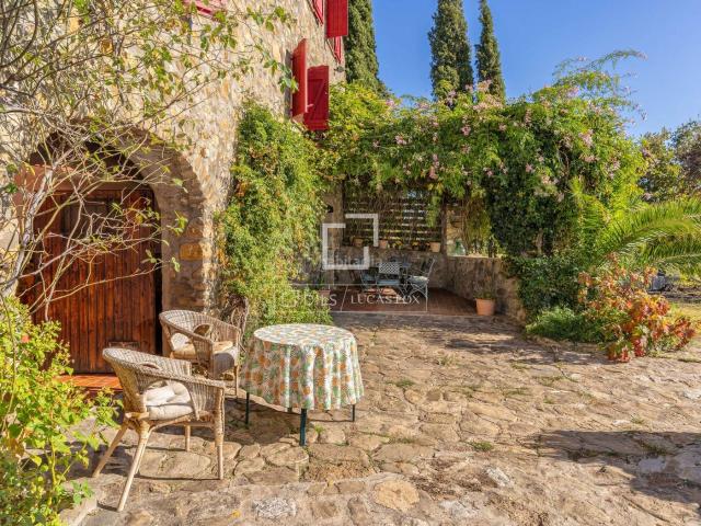Masía en venta en Maià de Montcal. Masía catalana restaurada del siglo XIX en venta en un tranquilo entorno natural entre la Garrotxa, el Pla de lEstany y el Alt Emp. Masías Maià de.