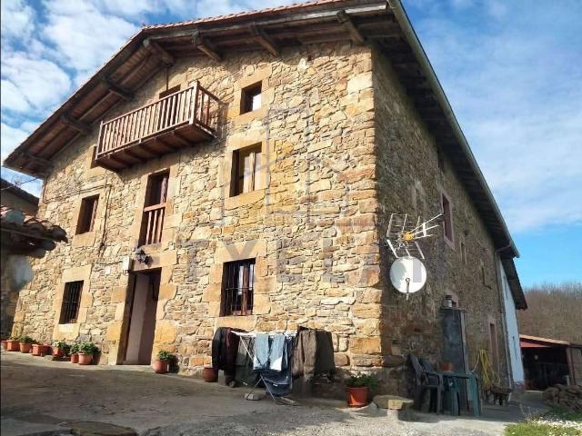 Masía en venta en Mallabia. Caserío de piedra con 6 hectáreas y múltiples posibilidades en Mallabia. Masías.