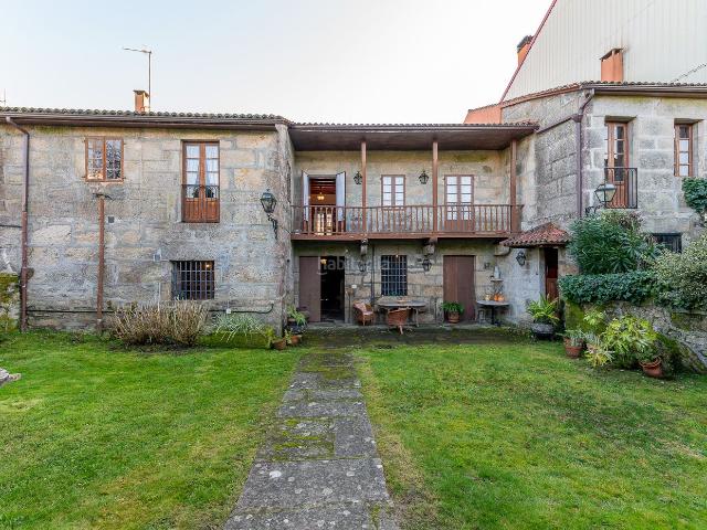 Masía en venta en Maside. Conjunto de casas de piedra con galpón y jardines en Maside. Masías.