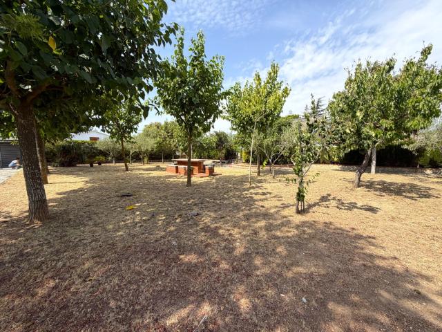 Masía en venta en Mediona. Luminosa casa de estilo rústico con jardín, piscina y garaje. Masías.