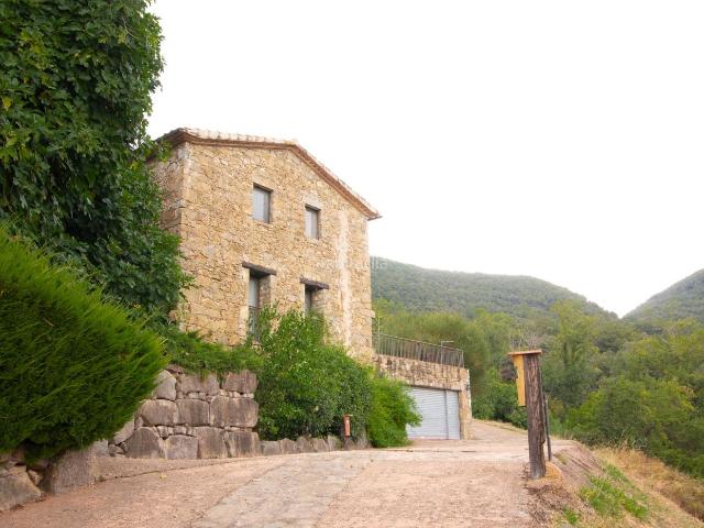 Masía en venta en Mieres. Espectacular finca de 46 hectàrees amb masia reformada a Mieres, La Garrotxa. Masías.