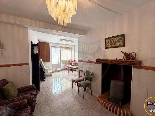Casa en venta en Mira. CASA 3 PLANTAS EN VENTA EN MIRA. Casas.