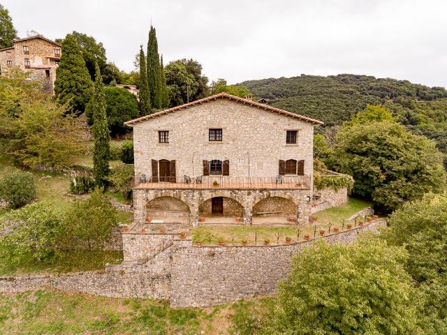 Masía en venta en Montagut i Oix. Masías Montagut i.