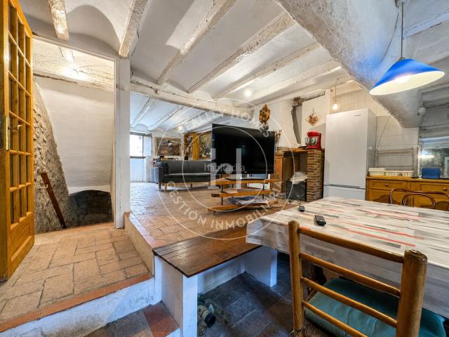 Masía en venta en Montblanc. Casa de pueblo en Rojals con terraza y funcionamiento mediante placas solares. Masías.
