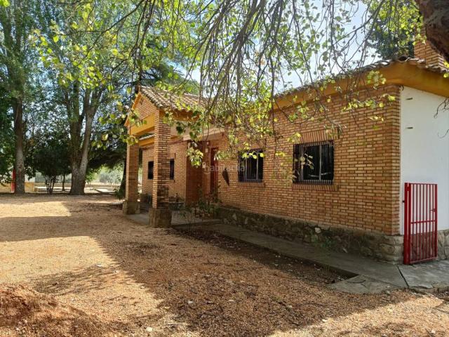 Masía en venta en Montefrío. CHALET EN EL CAMPO MAS TERRENO Y NEGOCIO. Masías.