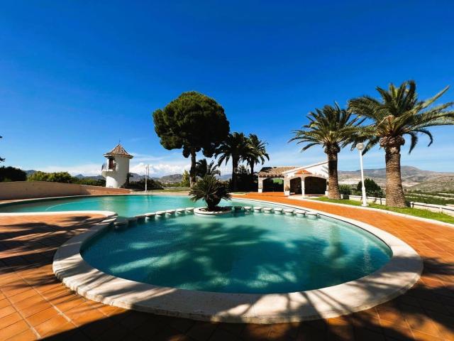 Masía en venta en Monòver. Espectacular finca estilo mediterránea a la venta. Masías.