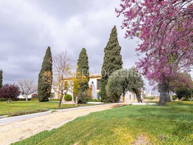 Casa en venta en Puebla de Cazalla La. Hacienda Histórica de Lujo con Piscina en Puebla de Cazalla, Sevilla. Casas Puebla de Cazalla.