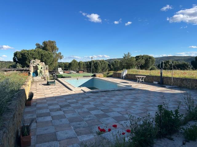 Masía en venta en Navas del Rey. Magnífica finca rústica con instalaciones ecuestres y plaza de toros en un entorno natural privilegiado de Navas del Rey. Masías Navas del.