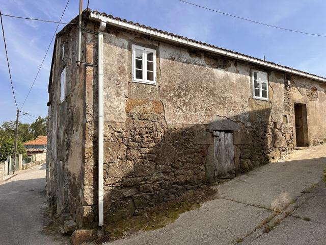 Masía en venta en Negreira. Hay personas que no buscan algo terminado. Buscan algo que merezca la pena terminar. Masías.