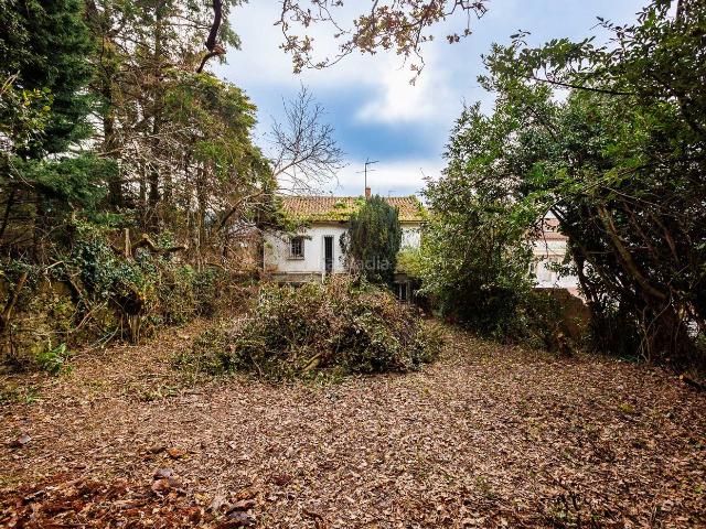 Masía en venta en Noia. Casa rústica con jardín y garajes en el centro de Noia. Masías.