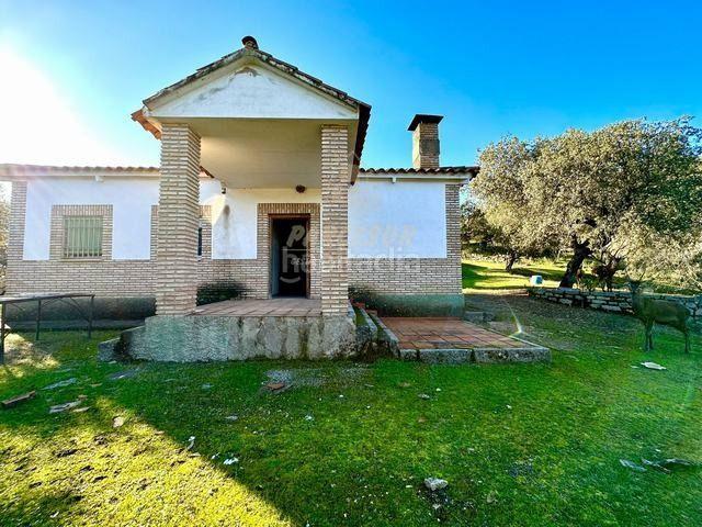 Masía en venta en Obejo. OBEJO Finca de 8 hectáreas con casa de 110 m2 con 4 habitaciones, nave y embalse. Masías.