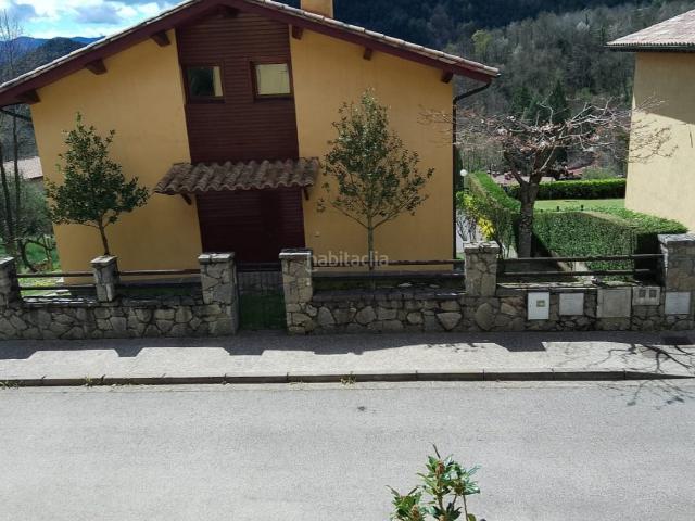 Masía en venta en Ogassa Pirineos. Amplia casa con vistas a entorno natural. Masías.