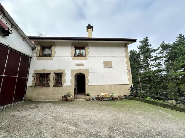 Masía en venta en Olaberria. Caserio en venta en Olaberria, de 166 m2 con 4 dormitorios, 2 baños, 2 plazas de garaje, balcón y terreno por 570.000, Ref. C345. Masías.