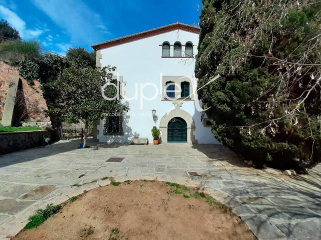 Masía en venta en Òrrius. Singular propiedad con encanto masía restaurante independiente. Masías.