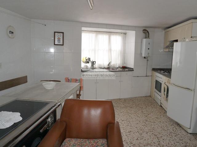 Masía en venta en Palas de Rei. CASA DE DOS PLANTAS CON FINCA PARA ENTRAR A VIVIR. Masías Palas de.