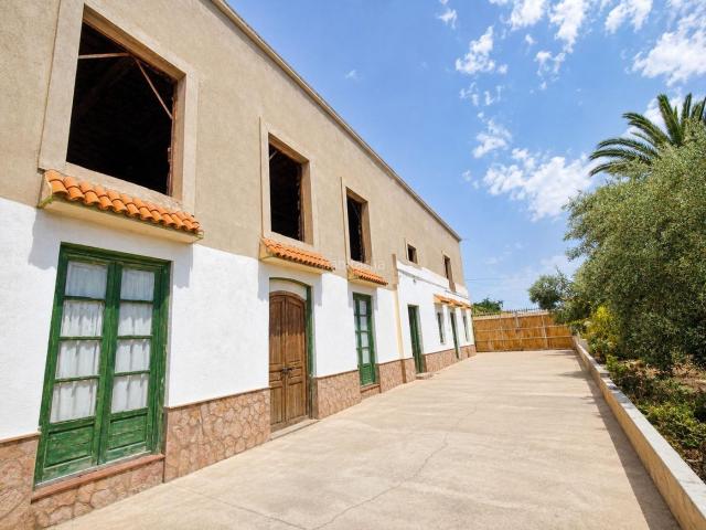 Masía en venta en Pechina. Espectacular finca de 3.652 m2 con cortijo, almacenes y enorme potencial en Pechina. Masías.