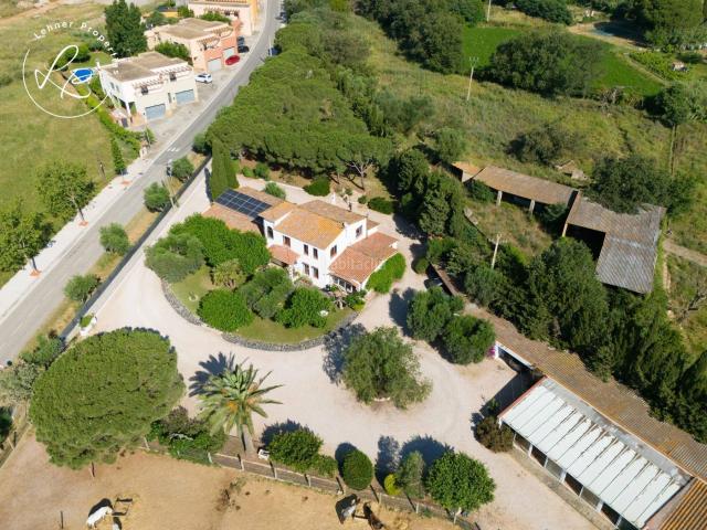 Casa en venta en Pedret i Marzà. Espectacular casa con hípica en la Costa Brava a solo 10 minutos de las playas. Casas Pedret i.