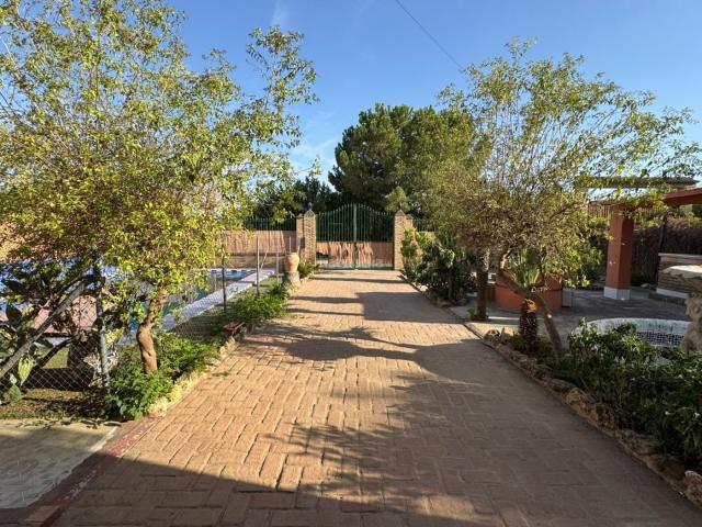 Masía en venta en Pilas. Ubicada en la tranquila y pintoresca localidad de Pilas, esta acogedora finca rustica es una oportunidad única para aquellos que b. Masías.
