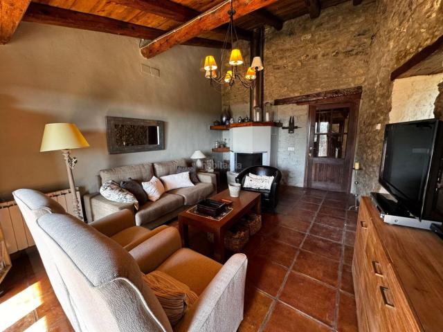 Masía en venta en Pobla de Benifassà la. Casa de pueblo reformada en el Boixar, con 2 dormitorios, 3 baños, jardín privado y vistas a la montaña. Ideal para disfrutar de l. Masías Pobla de Benifassà.
