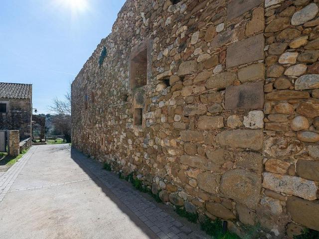 Masía en venta en plaza De L'església, Esponellà, de 486 m² por 379.000