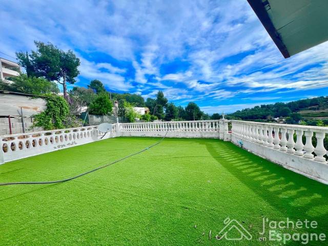 Masía en venta en Quart de les Valls. Estupenda villa entre el monte y el mar. Masías Quart de les.