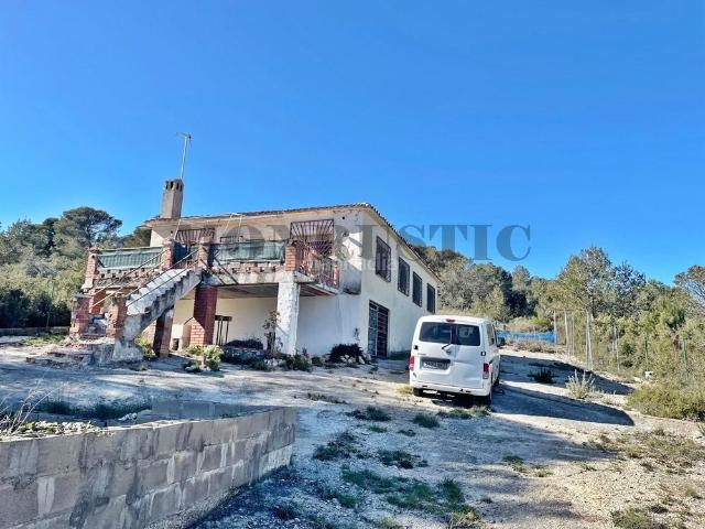 Masía en venta en Querol. Se vende vivienda con gran potencial en la urbanización Mas Bermell. Masías.