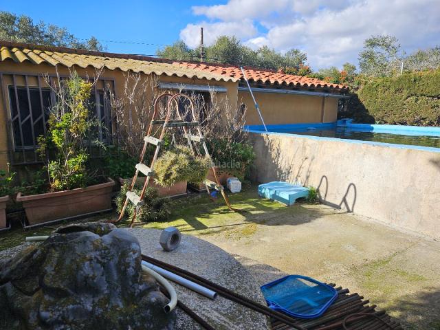 Masía en venta en Reus, Migjorn. Descubre el encanto de esta maravillosa casa de campo, renovada en 2002, ideal para quienes buscan un refugio en plena naturaleza. Masías.