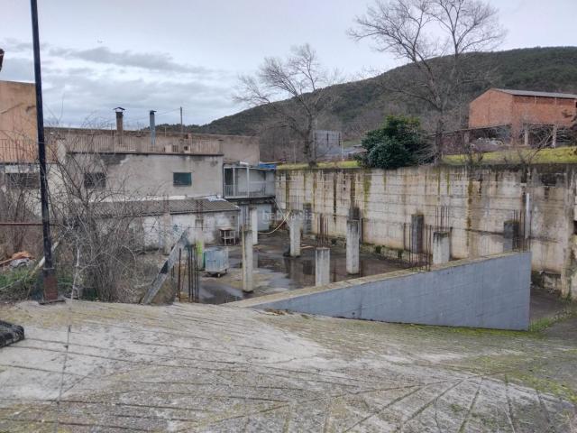 Masía en venta en Ribera d´Urgellet. Edifici amb 4 pisos en venda i un restaurant. Masías Ribera.