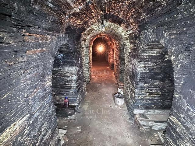 Masía en venta en Rúa A. Bodega tradicional subterránea de 40 metros en Valdeorras con vivienda y parcela. Masías Rúa.