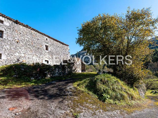 Masía en venta en Ruesga. Bucólica casa de piedra en Matienzo. Masías.
