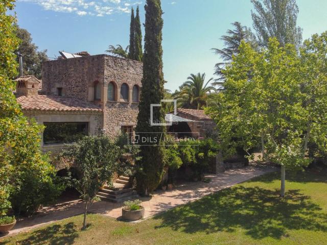 Masía en venta en Sant Gregori. Gran masía histórica del siglo XIII con mucho encanto, con 9 hectáreas de terreno y 8.000 m de jardín en venta a 9 km de Girona. Masías Sant.