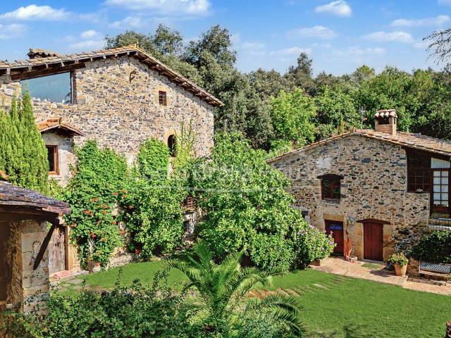 Masía en venta en Sant Gregori. Masía histórica en Sant Gregori Girona, de origen en los siglos XIIIXIV, con 9 hectáreas de terreno, total privacidad y casa de in. Masías Sant.