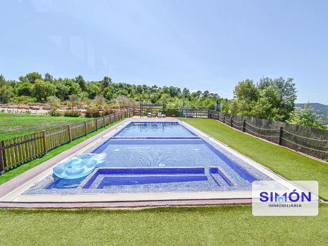 Masía en venta en Sant Pere Sallavinera. ESPECTACULAR masía, reformada y equipada con piscina, pádel, voley, baloncesto, parque infantil. Masías Sant Pere.