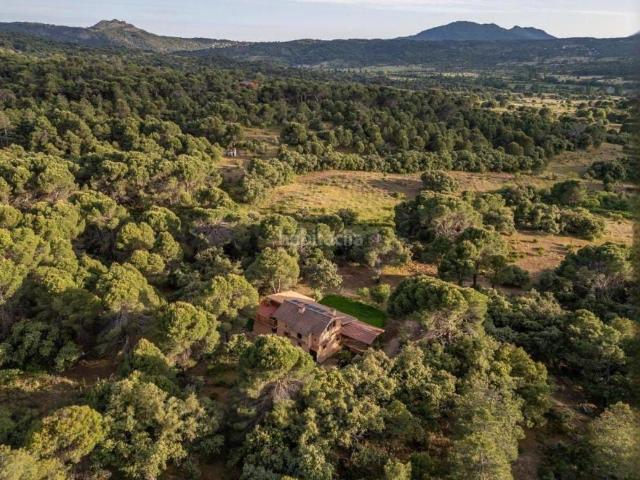 Masía en venta en Pelayos de la Presa. Encantadora casa rural en San Martín de Valdeiglesias, rodeada de naturaleza. Masías Pelayos de la.