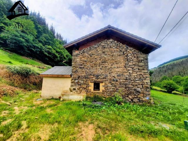 Masía en venta en San Pedro del Romeral. Espectacular cabaña pasiega recién rehabilitada con gran finca entre Vega de Pas y San Pedro del Romeral. Masías San Pedro del.