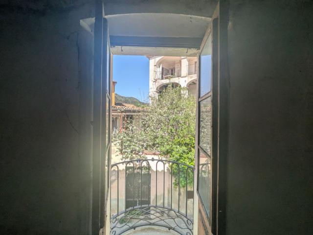 Masía en venta en Sallent. CASA AMB BIGUES DE FUSTA I VOLTA CATALANA PER REFORMAR AL NUCLI ANTIC DE Sallent. Masías.