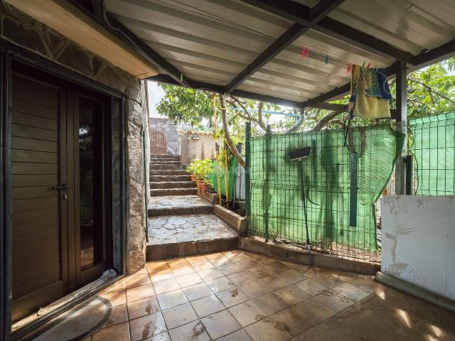 Masía en venta en Sauzal El. Encantadora finca rústica en El Sauzal con 3.000 m2, vistas al Teide, placas solares y amplio espacio de aparcamiento. Masías Sauzal.