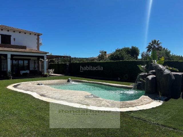 Masía en venta en Setenil de las Bodegas. Encanto andaluz y exclusividad impresionante villa con piscina tipo playa, viñedo y jardines en la Sierra de Cádiz. Masías Setenil de las.