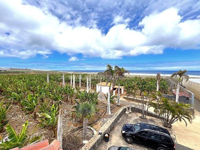 Masía en venta en Silos Los. Casa moderna 262m2 con fantásticas vistas y negocio listo para usar en Los Silos. Masías Silos.