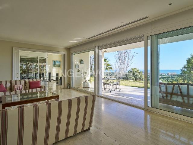 Chalet en venta en Sitges, Can Girona Terramar Vinyet Costa Dorada. Excepcional Villa con vistas panorámicas. Chalets.