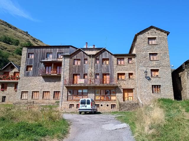 Masía en venta en Sort Pirineos. HOTEL RURAL EN VENTA A REFORMAR. Masías.
