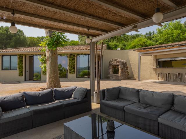 Masia histórica con negocios de hostelería consolidados en el campo de Girona